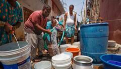 Bengaluru Water Crisis: રસ્તાઓ પર પાણીના ટેન્કરો અને હાથમાં ડોલ સાથે લોકોની લાંબી લાઇનો, કેવી રીતે બદલાઇ બેંગલુરુની તસવીર