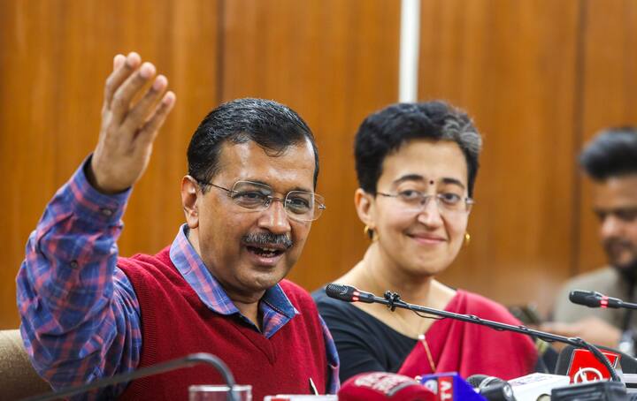 राजनीति में आने से पहले अरविंद केजरीवाल इंडियन रेवेन्यू सर्विस यानि आयकर विभाग में काम करते थे.