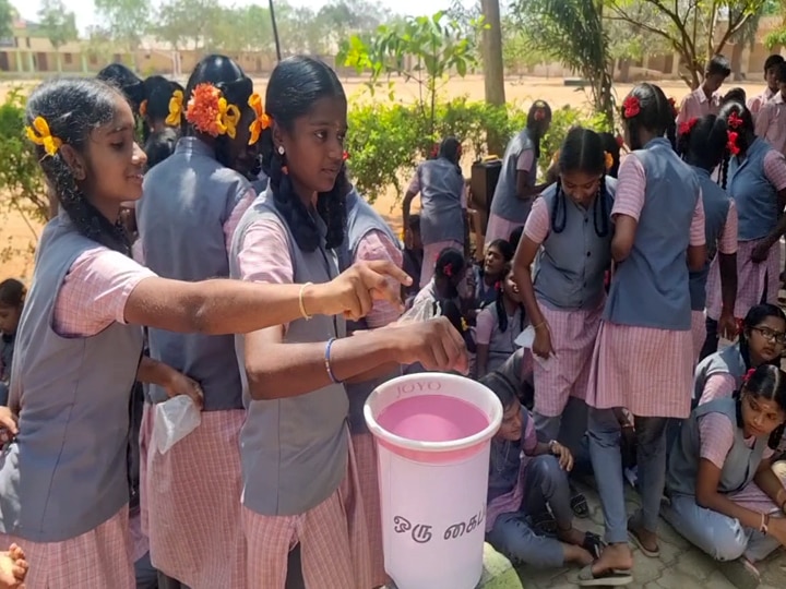 தேனியின் அரசு பள்ளி மாணவிகள் சார்பாக உலக சிட்டுக்குருவி தினம் அனுசரிப்பு