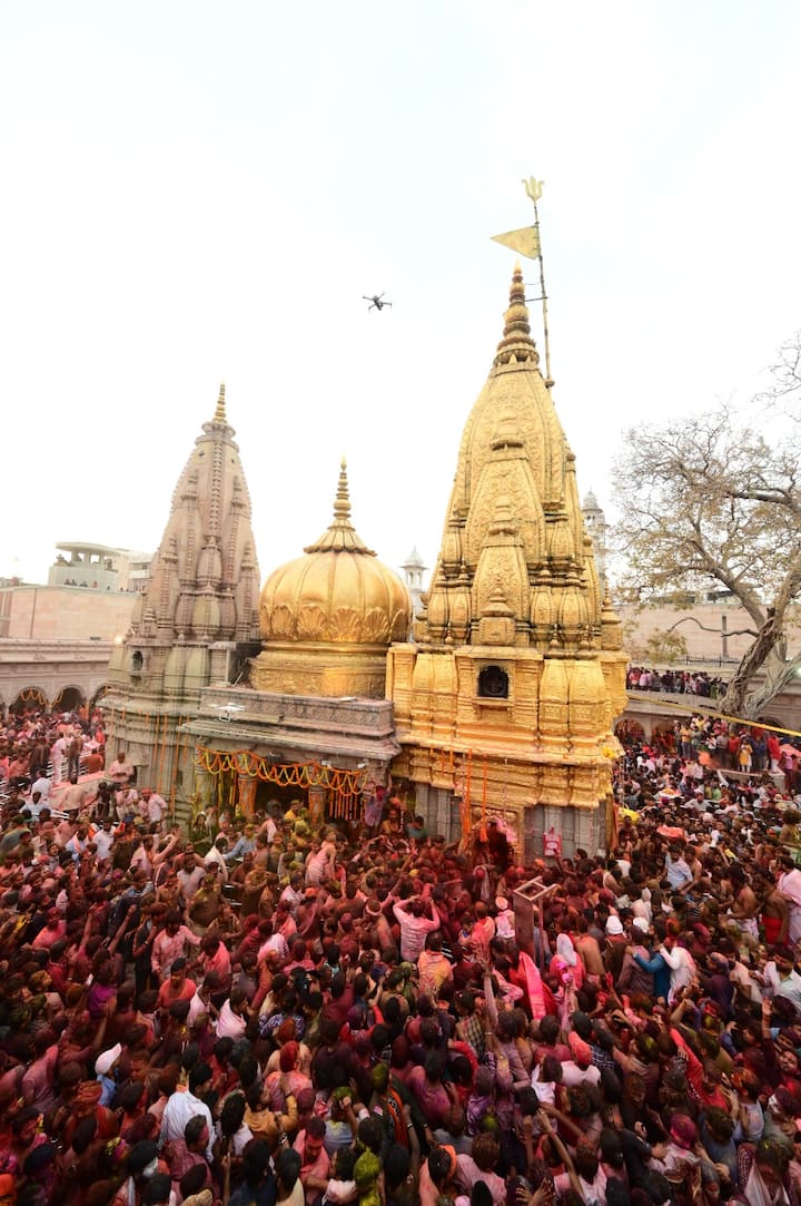 शाम होते ही बाबा पालकी पर सवार होकर माता गौरा सपरिवार महंत आवास से काशी विश्वनाथ मंदिर परिसर पहुंचे.