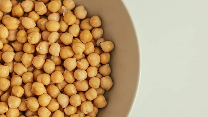 Legumes- এই জাতীয় খাবারের মধ্যে রয়েছে বিন, শুঁটি, মটর, ছোলা, ডাল জাতীয় খাবার। এই খাবারগুলি খেলে আপনার শরীরে কোলেস্টেরলের মাত্রা নিয়ন্ত্রণে থাকবে।
