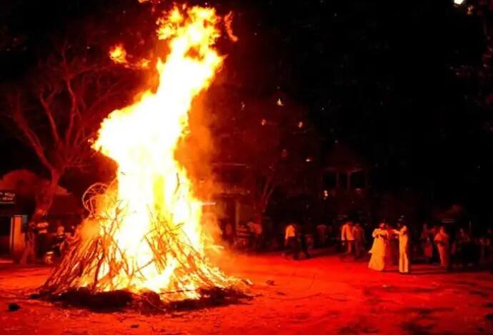 Holika Dahan 2024: હોલિકા દહનની રાત્રે કરવામાં આવેલ આ એક ઉપાય તમને સફળતા અપાવી શકે છે. દેવી લક્ષ્મીની કૃપા હંમેશા તમારી સાથે રહેશે. ચાલો જાણીએ કયો ઉપાય છે જેના દ્વારા તમે ધનવાન બની શકો છો.