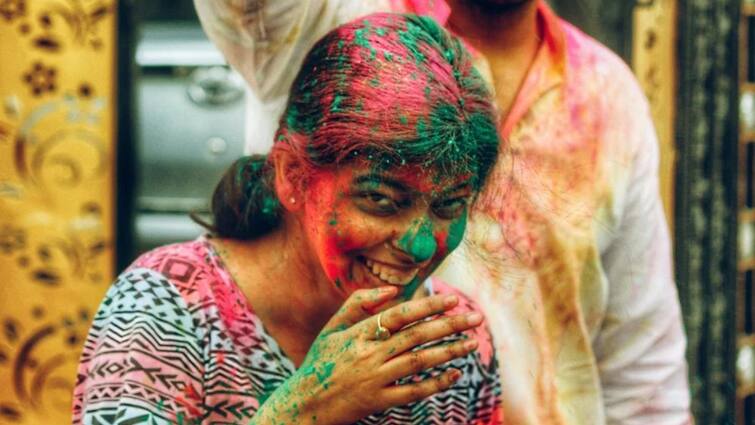 Holi 2024 5 Tricks to Remove Holi Colors Even the Most Stubborn Stains Will Vanish in Minutes Holi 2024 Colors: होली पर कलर उतारने के हैं ये 5 ट्रिक, पक्के से पक्का रंग भी मिनटों में हो जाएगा गायब