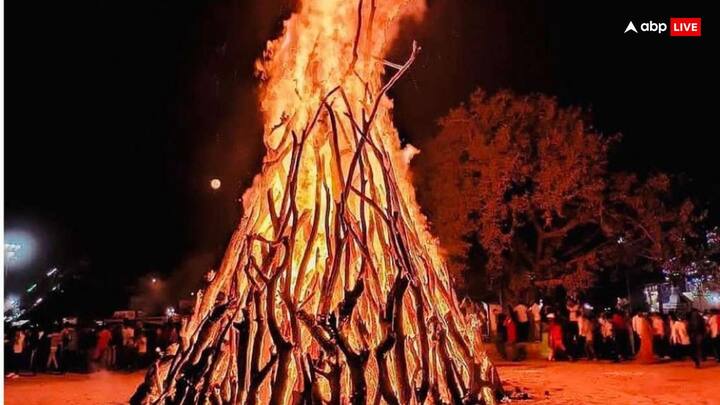 होलिका दहन की पूजा करते समय काले रंग के कपड़े न पहनें. भूल से भी होलिका में कूड़ा न डालें ऐसा करना शास्त्रों में शुभ नहीं माना गया है. न ही तामसिक भोजन, मदिरा का सेवन करें.