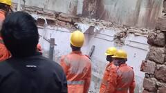 Delhi Building Collapse: दिल्ली के कबीर नगर में भराभराकर गिरी दो मंजिला इमारत, दो की मौत, देखें- खौफनाक तस्वीर