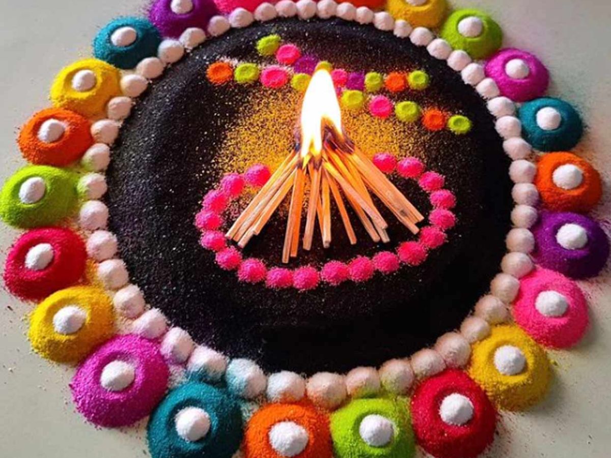 Holi 2024 Rangoli : घरात नांदेल सुख-समृद्धी, जेव्हा होळीला घरासमोर काढाल 'अशी' रांगोळी, सर्वांच्या नजरा खिळतील