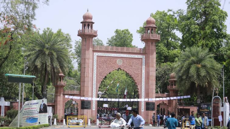 UP Amu hindu students Demand to play holi in campus muslim students oppose write application to proctor ann AMU कैंपस के अंदर होली खेलने की मांगी परमिशन तो मुस्लिम छात्रों का विरोध, जानें प्रॉक्टर ने क्या कहा?