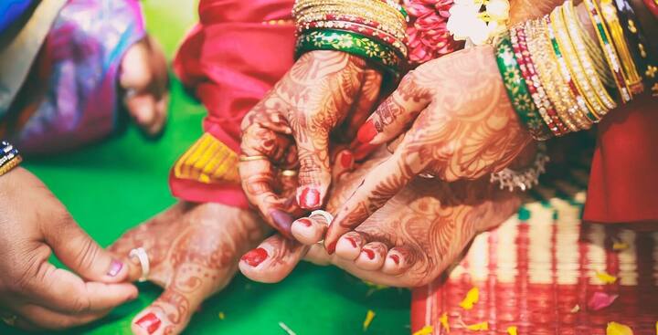 હિન્દુ ધર્મમાં, પરિણીત સ્ત્રીઓ તેમના પગમાં માછલીની શેપની રિંગ પહેરે છે તેને માછલી અથવા વેઢ કહે છે. તે તેમના સોલહ-શ્રૃંગારનો એક ભાગ છે, તેમજ સુહાગની નિશાની પણ છે. પરંતુ પગમાં ચાંદી પહેરા પાછળ એક સાયન્સ પણ છે. અન્ય ઘણા મહત્વના કારણો છે. શું સાયન્સ છે જાણીએ.