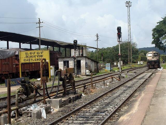 तत्काल टिकट ऑनलाइन और ऑफलाइन तरीके से बुक कराया जा सकता है, हालांकि कई बार ऑनलाइन बुक होने में परेशानी आती है और सिस्टम काम नहीं करता.