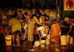 Bengaluru Water Crisis: सड़कों पर पानी के टैंकर और बाल्टियां हाथ में लिए लोगों की लंबी लाइनें, देखें वॉटर शॉर्टेज ने कैसे बदल दी IT सिटी बेंगलुरु की तस्वीर