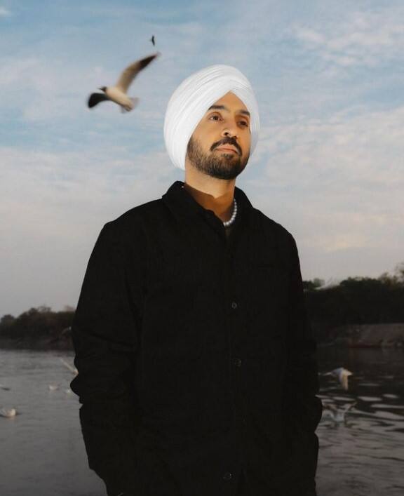 ਖਾਸ ਗੱਲ ਇਹ ਹੈ ਕਿ ਪੰਜਾਬੀ ਗਾਇਕ ਦੀ ਹਰ ਐਲਬਮ ਨੂੰ ਪ੍ਰਸ਼ੰਸਕਾਂ ਵੱਲੋਂ ਖੂਬ ਪਿਆਰ ਮਿਲਦਾ ਹੈ। ਅੱਜ ਅਸੀ ਤੁਹਾਨੂੰ ਦਿਲਜੀਤ ਬਾਰੇ ਇੱਕ ਖਾਸ ਗੱਲ ਦੱਸਣ ਜਾ ਰਹੇ ਹਾਂ ਕਿ ਆਖਿਰ ਇਹ ਕਲਾਕਾਰ ਪ੍ਰਾਈਵੇਟ ਪਾਰਟੀਆਂ ਵਿੱਚ ਪਰਫਾਰਮ ਕਰਨ ਲਈ ਕਿੰਨੀ ਫੀਸ ਵਸੂਲਦਾ ਹੈ। ਡੀਐਨਏ ਦੀ ਰਿਪੋਰਟ ਮੁਤਾਬਕ ਦਿਲਜੀਤ ਦੋਸਾਂਝ ਆਪਣੇ ਇੱਕ ਨਿੱਜੀ ਪਰਫਾਰਮ ਲਈ ਕਰੀਬ 4 ਕਰੋੜ ਰੁਪਏ ਚਾਰਜ ਕਰਦਾ ਹੈ।