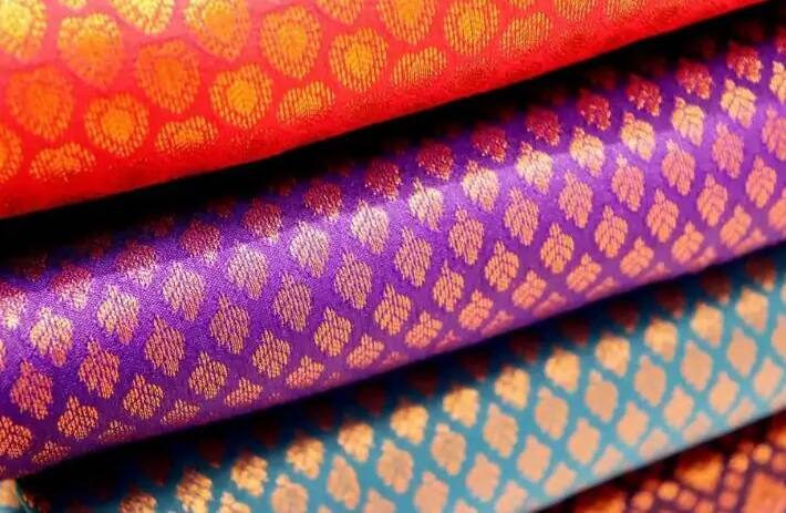 વસ્ત્રોનું દાનઃ શાસ્ત્રોમાં વસ્ત્રોનું દાન ખૂબ જ શુભ માનવામાં આવ્યું છે. પરંતુ હોલિકા દહન અને હોળીના દિવસે ભૂલથી પણ કપડાનું દાન ન કરવું જોઈએ. આમ કરવાથી વ્યક્તિના જીવનમાંથી સુખ, સમૃદ્ધિ અને સુખાકારી દૂર થઈ જાય છે.