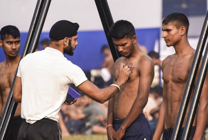 भारतीय सेना की ओर से जारी नोटिस के अनुसार आवेदन करने वाले उम्मीदवारों की कम से कम उम्र साढ़े 17 साल तय की गई है. अप्लाई करने वाले उम्मीदवारों की अधिकतम उम्र 21 साल है.