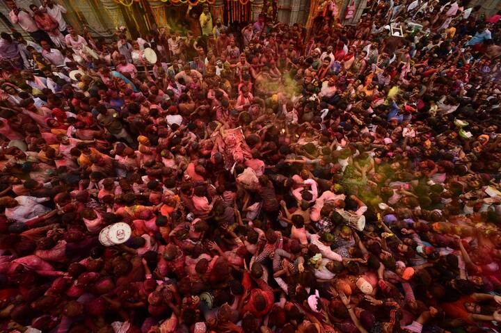 इस अवसर पर बड़ी संख्या में श्रद्धालु पूर्व महंत आवास से लेकर बाबा काशी विश्वनाथ के मंदिर परिसर तक होली के रंग में सराबोर नज़र आए.