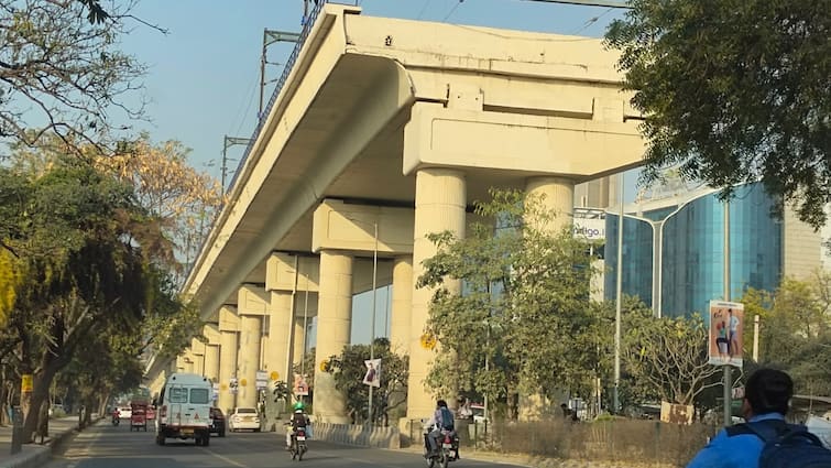 Old Gurugram will connect with Metro soil sample taken out project cost 5452 crore ANN Old Gurugram Metro: पुराने गुरुग्राम में मेट्रो का जल्द शुरू होगा काम, 30 फीट गहराई से लिया गया मिट्टी का सैंपल