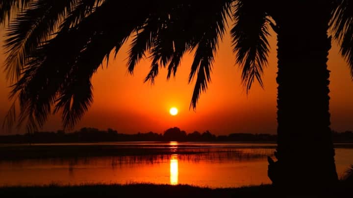 अपने देश के अलग-अलग हिस्सों में मौसम बेहद अलग रहता है. कहीं तापमान इतना गर्म होता है कि वहां घर के बाहर खड़ा होना मुश्किल होता है. वहीं उसी वक्त कुछ हिस्सों में ठंड इतनी होती है कि बिना ऊनी कपड़ों के निकलना मुश्किल होता है.