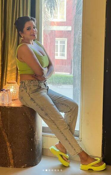 ਭੋਜਪੁਰੀ ਇੰਡਸਟਰੀ ਤੋਂ ਲੈ ਕੇ ਟੀਵੀ ਇੰਡਸਟਰੀ ਤੱਕ ਆਪਣੀ ਅਦਾਕਾਰੀ ਨਾਲ ਲੋਕਾਂ ਦੇ ਦਿਲਾਂ 'ਤੇ ਰਾਜ ਕਰਨ ਵਾਲੀ ਅਭਿਨੇਤਰੀ ਮੋਨਾਲੀਸਾ ਆਪਣੇ ਲੁੱਕ ਕਾਰਨ ਹਰ ਰੋਜ਼ ਸੁਰਖੀਆਂ 'ਚ ਰਹਿੰਦੀ ਹੈ।