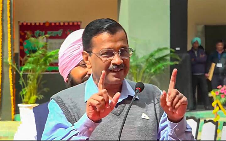 सीएम केजरीवाल शुरुआत से ही पढ़ाई लिखाई के मामले में तेज थे. उन्होंने भारतीय प्रौद्योगिकी संस्थान (आईआईटी) खड़गपुर से मैकेनिकल इंजीनियर है.