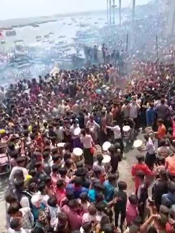 जलती चिताओं के बीच मनाई होली