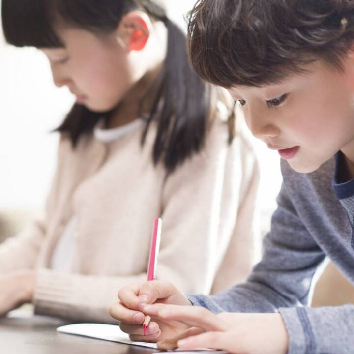 ਸਭ ਤੋਂ ਪਹਿਲਾਂ, ਬੱਚੇ ਲਈ ਇੱਕ ਰੁਟੀਨ ਨਿਰਧਾਰਤ ਕਰੋ। ਇਸ ਰੁਟੀਨ ਵਿੱਚ, ਖੇਡਣ ਤੋਂ ਲੈ ਕੇ ਪੜ੍ਹਾਈ ਤੱਕ ਦਾ ਸਮਾਂ ਨਿਸ਼ਚਿਤ ਕਰੋ। ਇਸ ਵਿੱਚ ਛੋਟੇ ਬੱਚਿਆਂ ਨੂੰ ਪੜ੍ਹਾਈ ਲਈ ਇੱਕ ਜਾਂ ਦੋ ਘੰਟੇ ਦਾ ਸਮਾਂ ਦਿਓ। ਇਸ ਨਿਯਮ ਨਾਲ ਬੱਚੇ ਨੂੰ ਹਰ ਰੋਜ਼ ਨਿਸ਼ਚਿਤ ਸਮੇਂ 'ਤੇ ਪੜ੍ਹਾਈ ਕਰਨ ਦੀ ਆਦਤ ਪੈ ਜਾਵੇਗੀ।