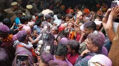 Kahi Masane Ki Holi: काशी में रंग- गुलाल से नहीं चिताओं की भस्म से खेली जाती है होली, देखें तस्वीर