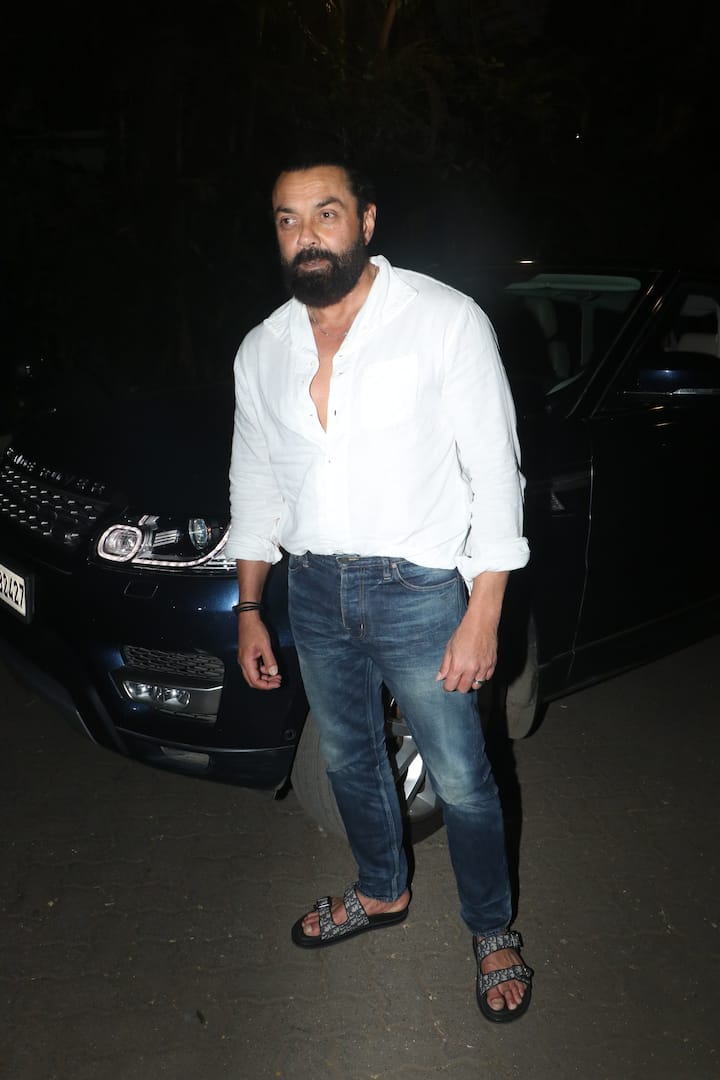 एक्टर बॉबी देओल भी अलाना के बेबी शावर में शिरकत करने पहुंचे. इस दौरान एक्टर ने वाइट शर्ट और डेनिम जींस पहनी हुई थी.