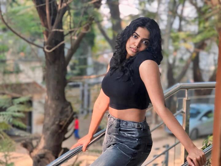 తాజాగా ఈమె షేర్ చేసిన గ్లామరస్ ఫోటోలు నెటిజన్లను బాగా ఆకట్టుకుంటున్నాయి. Photot Credit: Shivani Rajashekar