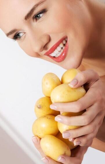 ਆਲੂ ਵਿੱਚ ਮੌਜੂਦ ਸਟਾਰਚ ਚਮੜੀ ਨੂੰ ਹਾਈਡਰੇਟ ਰੱਖਦਾ ਹੈ ਅਤੇ ਇਸਨੂੰ ਨਰਮ ਬਣਾਉਂਦਾ ਹੈ। ਅਕਸਰ ਲੋਕ ਚਮੜੀ ਦੀ ਦੇਖਭਾਲ ਲਈ ਕਈ ਚੀਜ਼ਾਂ ਦੀ ਵਰਤੋਂ ਕਰਦੇ ਹਨ, ਜੋ ਮਹਿੰਗੀਆਂ ਹੋਣ ਦੇ ਨਾਲ-ਨਾਲ ਕਈ ਵਾਰ ਚਮੜੀ ਨੂੰ ਲੋੜੀਂਦੇ ਨਤੀਜੇ ਨਹੀਂ ਦਿੰਦੇ ਹਨ। ਅਜਿਹੀ ਸਥਿਤੀ 'ਚ ਆਲੂ ਨੂੰ ਚਿਹਰੇ 'ਤੇ ਰਗੜਨ ਨਾਲ ਚਮੜੀ ਦੀ ਸੋਜ ਘੱਟ ਹੁੰਦੀ ਹੈ ਅਤੇ ਮੁਹਾਂਸੇ ਵੀ ਘੱਟ ਹੁੰਦੇ ਹਨ।