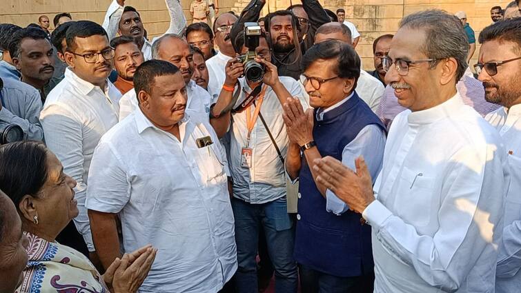 Uddhav Thackeray in Sangli visited former cm Vasantdada patil tomb what did he say to Vishal Patil mother over sangli candidacy Uddhav Thackeray in Sangli : उद्धव ठाकरेंनी घेतलं वसंतदादांच्या समाधीचे दर्शन, विशाल पाटलांच्या आईंना काय म्हणाले?