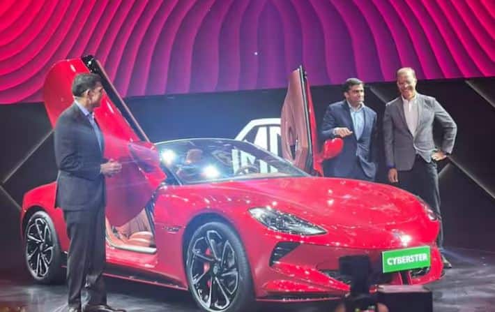 MG Cyberster ਕੰਪਨੀ ਦੀ ਪਹਿਲੀ EV ਸਪੋਰਟਸ ਕਾਰ ਹੈ। ਇਹ 500 ਕਿਲੋਮੀਟਰ ਦੀ ਰੇਂਜ ਦੇਣ 'ਚ ਵੀ ਸਮਰੱਥ ਹੈ। ਇਸ ਸਾਈਬਰਸਟਰ ਦਾ ਡਿਜ਼ਾਈਨ ਕਾਫੀ ਵਿਲੱਖਣ ਹੈ।