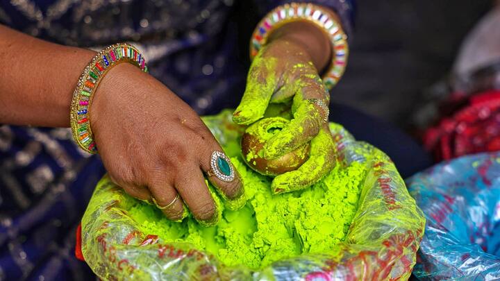 আগামী সপ্তাহেই রঙের উৎসব। আনন্দে সামিল হতে প্রস্তুত দেশবাসী। ইতিমধ্যেই একাধিক জায়গায় শুরু হয়েছে রং খেলা।