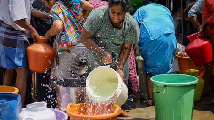 કર્ણાટકના બેંગલુરુમાં પાણીનું એવું સંકટ છે કે લોકોને નહાવા અને ધોવા માટે પણ પાણી નથી મળી રહ્યું. ટેન્કરમારફતે પાણી આપવામાં આવે છે છતાં પાણીની અછત થઇ રહી છે