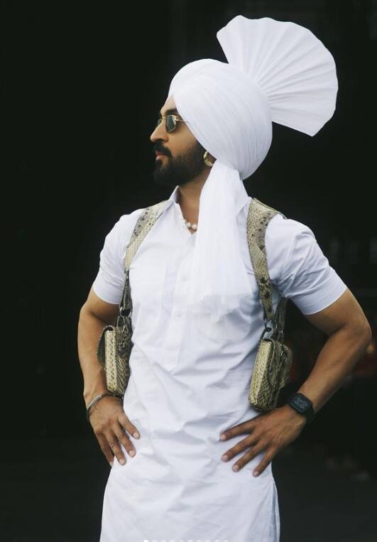वहीं दिलजीत का तबू, कृति सेनन और करीना कपूर स्टारर फिल्म द क्रू से लेटेस्ट सॉन्ग भी रिलीज हुआ है. 90 के दशक के इस आइकॉनिक गाने को दिलजीत ने रीक्रिएट किया है.
