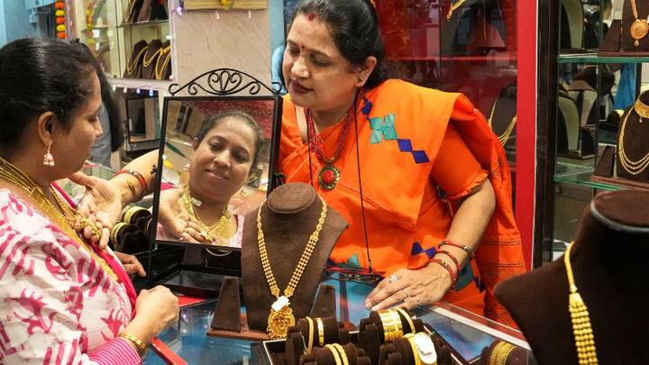 শোনা যাচ্ছিল সোনার দাম কিছুদিনের মধ্যেই ছুঁয়ে ফেলবে ৭০,০০০ টাকার সীমা। এই দামের আগে খানিক কমেছিল সোনার দাম। তবে এবার কি সাধ্যের বাইরেই চলে যাবে সোনা ? ছবি- পিটিআই