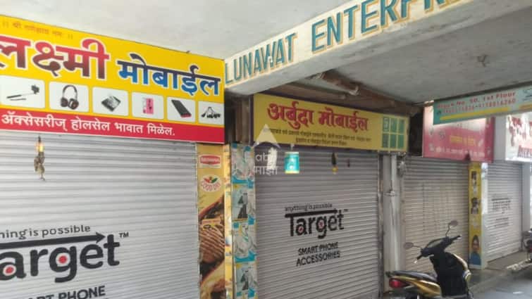 250 mobile shops in MG Road area of Nashik closed Dispute between Rajasthani traders and Marathi traders MNS Nashik Maharashtra Marathi News Nashik News : स्थानिक-परप्रांतीय वादामुळे एम जी रोडवरील तब्बल 250 दुकानं बंद, 70 लाखांची उलाढाल ठप्प, नेमकं कारण काय?
