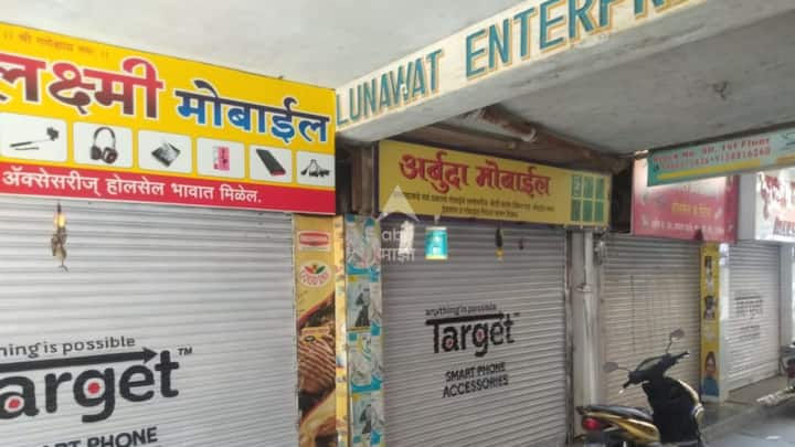 250 mobile shops in MG Road area of Nashik closed Dispute between Rajasthani traders and Marathi traders MNS Nashik Maharashtra Marathi News Nashik News : स्थानिक-परप्रांतीय वादामुळे एम जी रोडवरील तब्बल 250 दुकानं बंद, 70 लाखांची उलाढाल ठप्प, नेमकं कारण काय?
