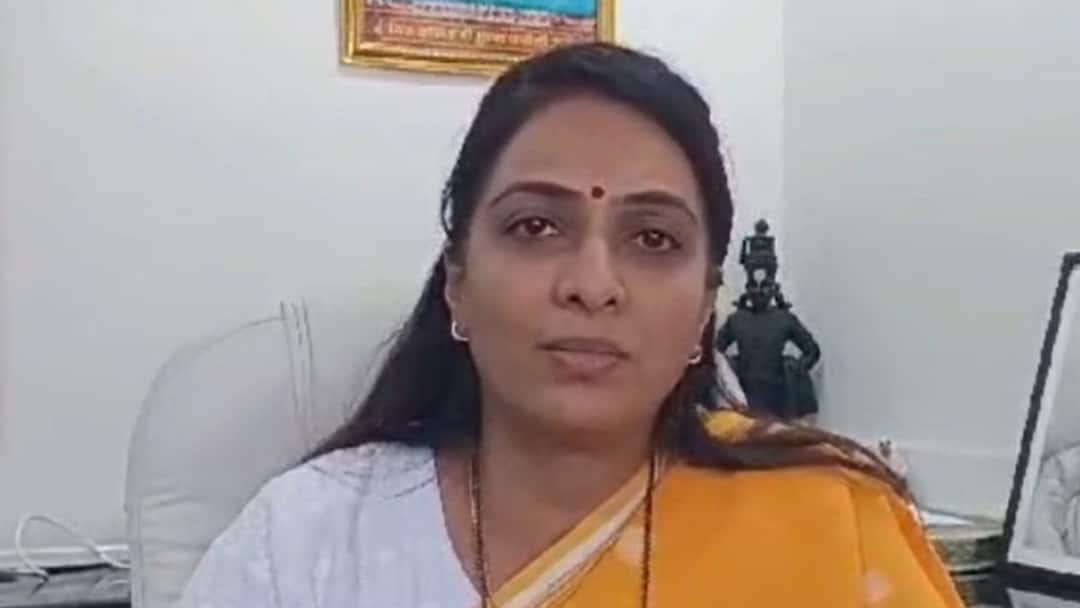 Rohini Khadse question Photos of Prime Minister Narendra Modi on fertilizer bags is this not a breach of code of conduct BJP Election Commission NCP Sharad Pawar Faction Jalgaon Maharashtra Politics Marathi News Rohini Khadse : खतांच्या बॅगांवर पंतप्रधानांचे फोटो, हा आचारसंहितेचा भंग नाही का? रोहिणी खडसेंचा सवाल