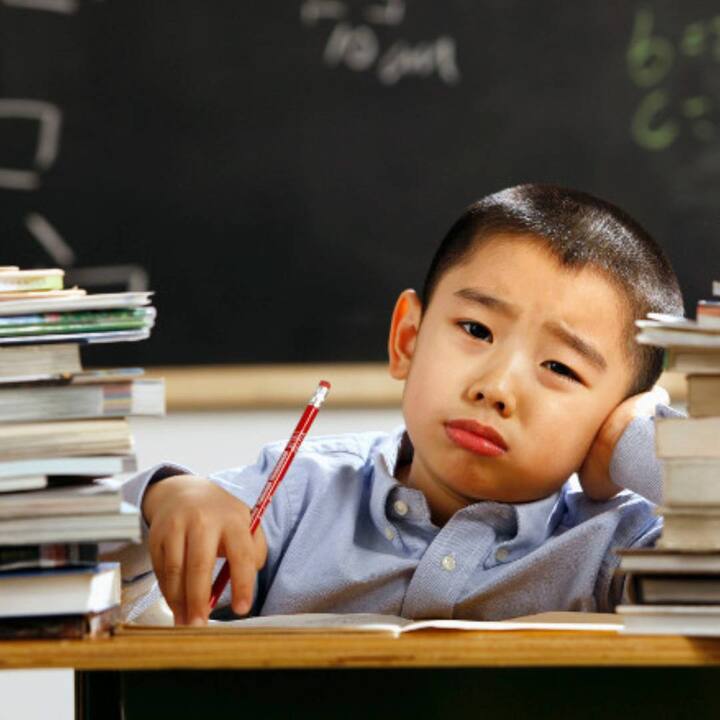 ਆਪਣੇ ਬੱਚੇ ਦੀ ਪੜ੍ਹਾਈ ਲਈ ਸਹੀ ਥਾਂ ਦਾ ਫੈਸਲਾ ਕਰੋ। ਟੀਵੀ ਦੇਖਦੇ ਹੋਏ ਜਾਂ ਖਾਣਾ ਖਾਂਦੇ ਸਮੇਂ ਪੜ੍ਹਾਈ ਕਰਨਾ ਠੀਕ ਨਹੀਂ ਹੈ। ਉਸ ਨੂੰ ਪੜ੍ਹਾਈ ਦੌਰਾਨ ਸਟੱਡੀ ਟੇਬਲ 'ਤੇ ਬੈਠਣ ਦੀ ਆਦਤ ਬਣਾਓ। ਅਧਿਐਨ ਕਰਨ ਲਈ ਧਿਆਨ ਅਤੇ ਇਕਾਗਰਤਾ ਦੀ ਲੋੜ ਹੁੰਦੀ ਹੈ।