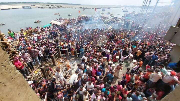 उनकी आज्ञा लेकर शिव के गढ़ के रूप में मौजूद बड़ी संख्या में होलियारे महाश्मशान मणिकर्णिका घाट पहुंचते हैं.