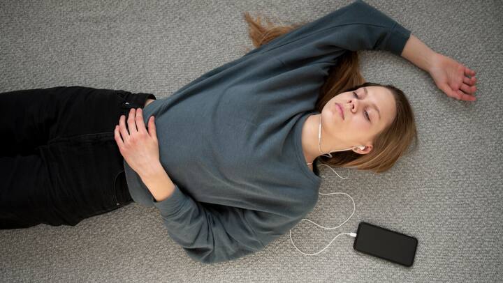 बेहतर नींद: कई लोगों का कहना है कि जमीन पर सोने से उन्हें गहरी और आरामदायक नींद आती है. यह शरीर को अधिक रिलैक्स महसूस कराता है.