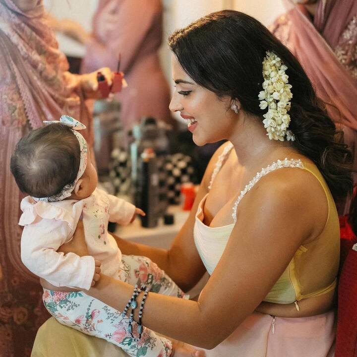 இந்நிலையில் தற்போது பதிவிட்டுள்ள புகைப்படங்களில் அழகான குழந்தை ஒன்றை கையில் ஏந்தியுள்ளார் அமலா பால்.