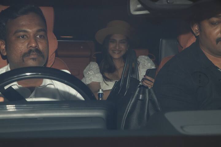 બુધવારે રાત્રે કરણ જોહરના ઘરે પાર્ટીનું આયોજન કરવામાં આવ્યું હતું. વાસ્તવમાં ફિલ્મ મેકરે એક ભવ્ય પાર્ટીનું આયોજન કર્યું હતું જેમાં બી ટાઉનના ઘણા સેલેબ્સ અદભૂત લૂકમાં પહોંચ્યા હતા.