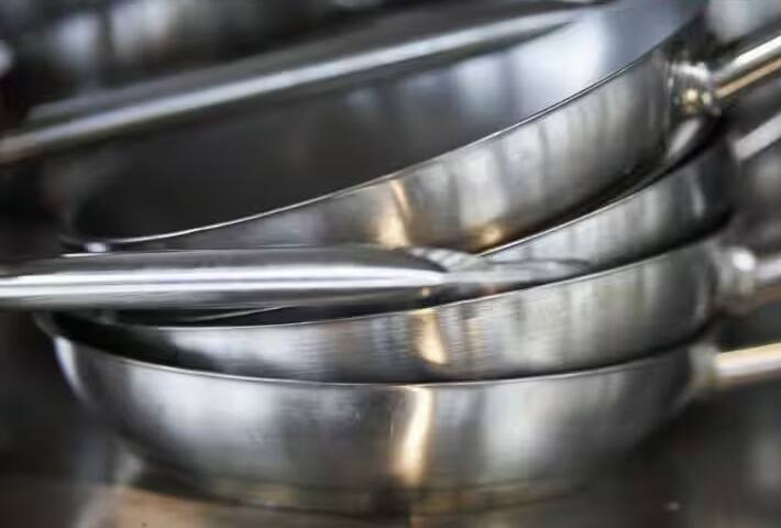 ધાતુનું દાનઃ હોળી અને હોલિકા દહનના દિવસોમાં લોખંડ અને સ્ટીલ જેવી ધાતુની બનેલી વસ્તુઓનું દાન ન કરો. આ ઉપરાંત, હોળી પર આ ધાતુઓમાંથી બનેલી વસ્તુઓ અન્ય કોઈ વ્યક્તિ પાસેથી લેવાનું ટાળવું જોઈએ. હોળી પર આ વસ્તુઓનો વેપાર કરવો આર્થિક રીતે નુકસાનકારક છે.