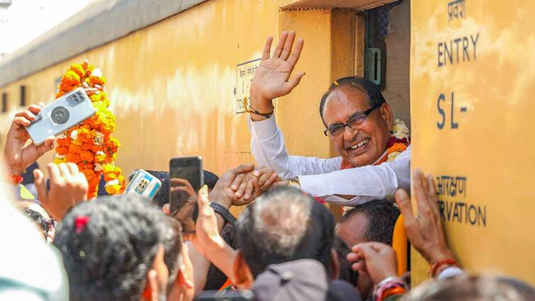 Former mp cm shivraj Singh Chouhan election campaign in local train vidisha lok sabha election 2024 ann MP Lok Sabha Election 2024: चुनाव से पहले पूर्व CM शिवराज ने किया लोकल ट्रेन में सफर, बोले- 'मेहनत तो करनी पड़ती है'