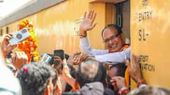 चुनाव से पहले पूर्व CM शिवराज ने किया लोकल ट्रेन में सफर, बोले- 'मेहनत तो करनी पड़ती है'