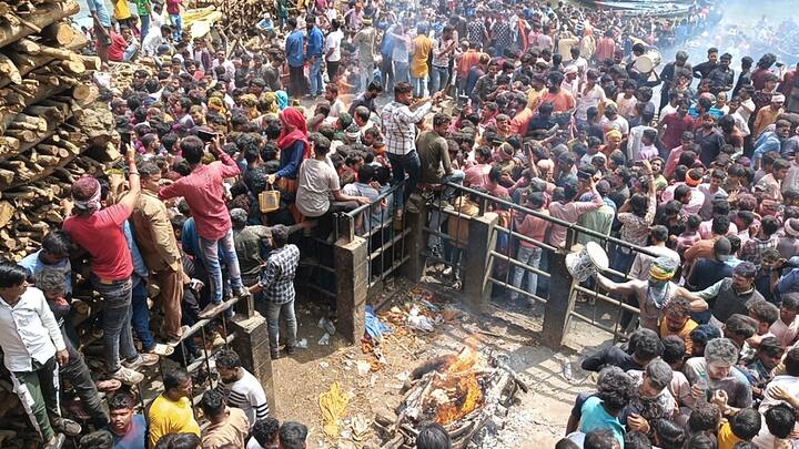 आज इसी मौके पर लाखों की संख्या में लोग मणिकर्णिका घाट पहुंचे और कहा जा रहा है कि 21 कुंतल भस्म से लोगों ने आज मसाने की होली खेली .