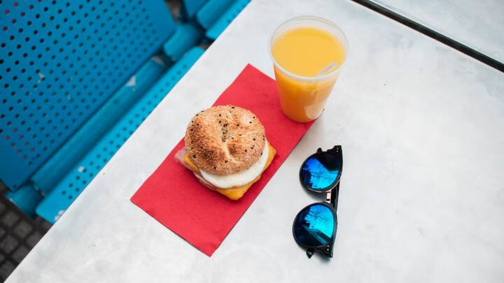 एक्सपर्ट के मुताबिक जब आप हवाई जहाज में कदम रखते हैं, तो केबिन के अंदर का वातावरण सबसे पहले आपकी सूंघने की क्षमता को प्रभावित करता है. वहीं जैसे-जैसे विमान ऊंचाई पर जाता है, हवा का दबाव और नमी का स्तर कम हो जाता है. जानकारी के मुताबिक लगभग 30,000 फीट की ऊंचाई पर आर्द्रता 12% से कम हो जाती है.