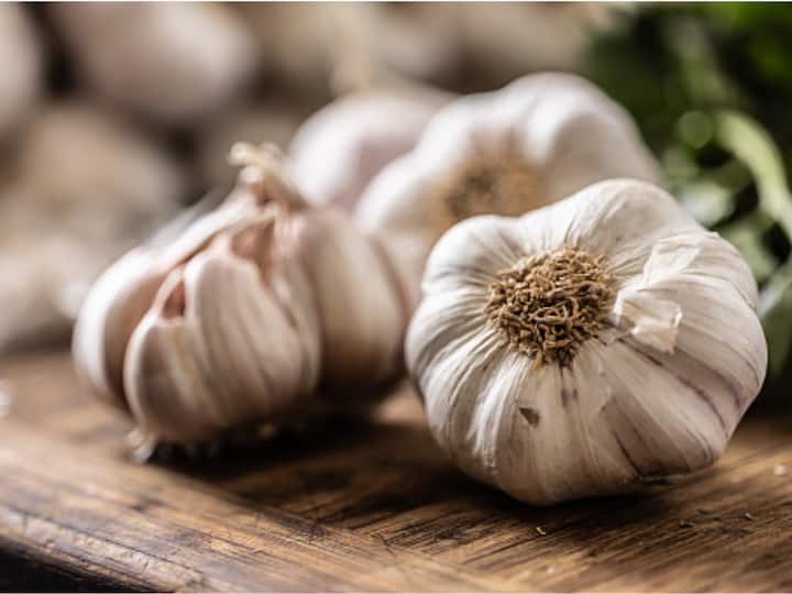 Garlic: Garlic, the ancient health food is a powerhouse of immune-boosting compounds like allicin, which enhances the ability of white blood cells to fight off a variety of infections. The anti-inflamamtory property of garlic makes it effective against high blood pressure and cancer. (Image source: getty images)