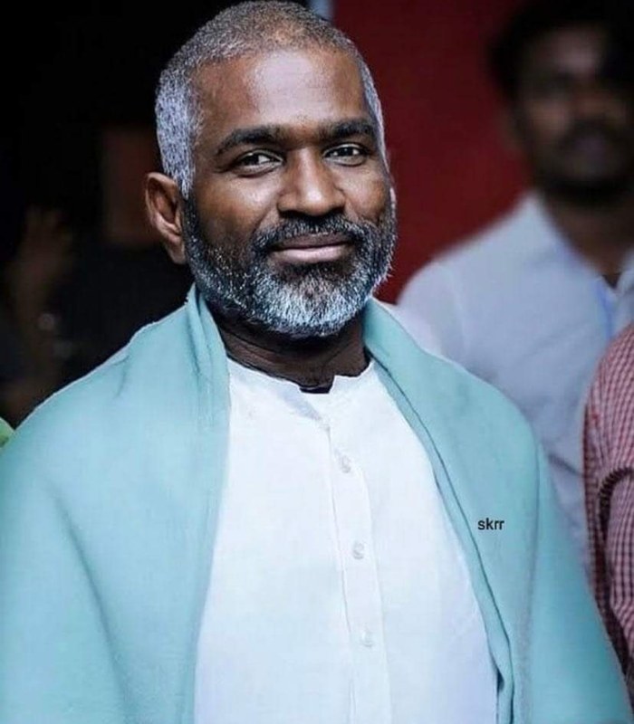 Ilayaraja Biopic: 'మ్యూజిక్‌ మ్యాస్ట్రో' బయోపిక్ - ఇళయరాజాగా మేకోవరైన ధనుష్‌, ఎలా ఉన్నాడో చూడండి!  