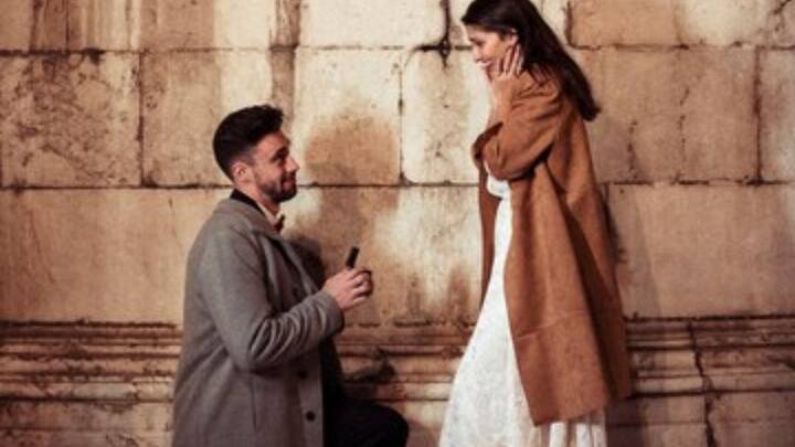 किसी भी रिश्ते में प्रेम से अधिक सम्मान महत्वपूर्ण होता है. अगर आप रिश्ते में सम्मान नहीं कर रहे हैं या आपको सम्मान नहीं मिल रहा है तो आपको उसमें नहीं रहना चाहिए. बहुत सारे मामलों में देखा गया है कि लंबे समय तक एक साथ रहने के बाद कपल एक-दूसरे को कम आंकने लगते हैं और अपने आपको अधिक बुद्धिमान समझते हैं. इस तरह आपका रिश्ता जल्द ही कमजोर हो जाएगा और टूट जाएगा.